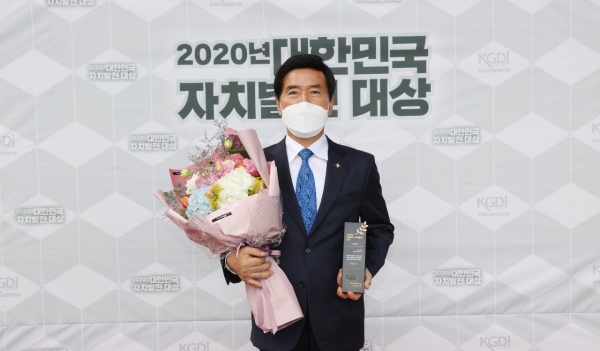 황인호 동구청장(가운데)이 수상 후 기념촬영 중