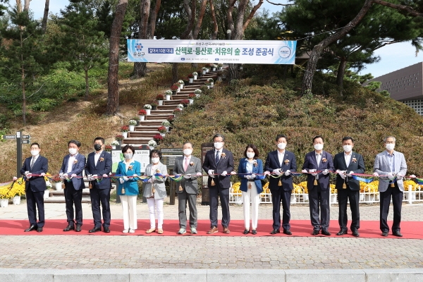 13일 한국과학기술원 내 어은동산에서 ‘걸어서 10분 이내 산책로 준공식’이 개최된 가운데 정용래 유성구청장을 비롯해 신성철 한국과학기술원 총장 등 주요 내빈들이 테이프 커팅식을 진행하고 있다.