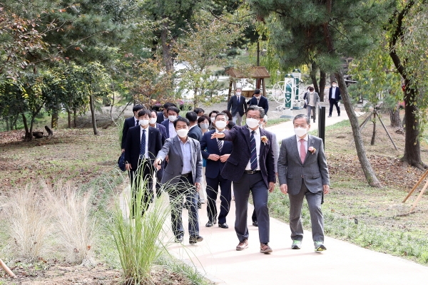13일 한국과학기술원 내 어은동산에서 ‘걸어서 10분 이내 산책로 준공식’이 개최된 가운데 정용래 유성구청장을 비롯해 신성철 한국과학기술원 총장 등 주요 내빈들이 산책로를 걷고 있다.