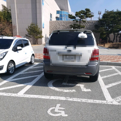 올해 2월 3일 오후 1시경 대전예술의전당 장애인 주차면에 김 관장 차량(흰색 SUV)이 주차된 모습. (사진제공=독자)
