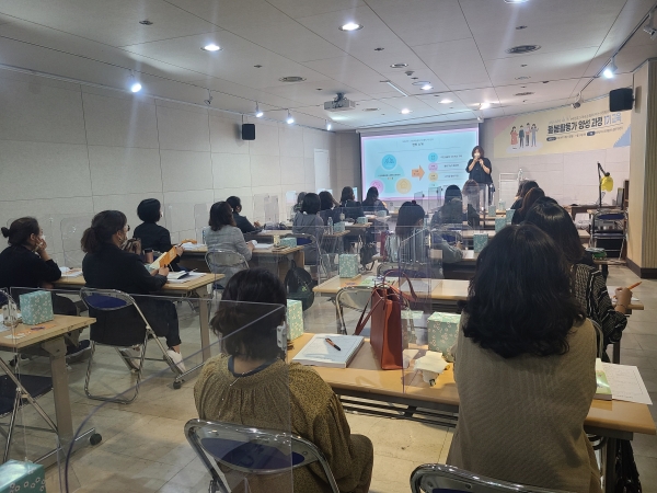 김혜영 센터장(왼쪽 세 번째)이 간담회 참석자들과 간담회를 진행 중에 있다.