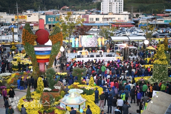 제3회 예산장터 삼국축제 중 지금은 로컬시대 생방송 현장
