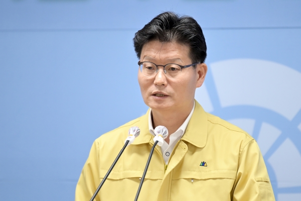 제98차 정례브리핑을 실시하고 있는 김정섭 시장