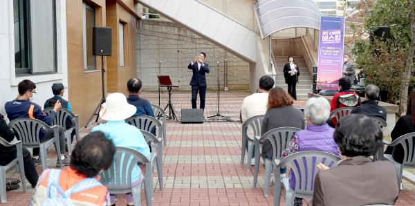 지난 8일 군 문화예술회관 야외무대에서 열린 ‘아름다운 가사가 들리는 콘서트’.