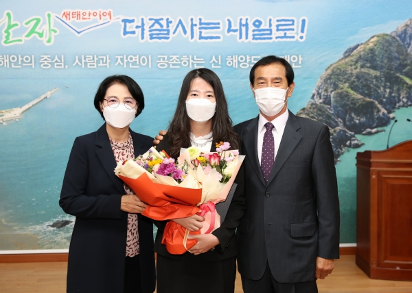 가족과 함께하는  ‘2020년 신규 공무원 임용장 수여식’ 모습.