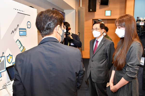 조용만 사장과 명예홍보대사인 연예인 손담비씨가 전시된 위변조방지 기술을 돌아보고 있다.