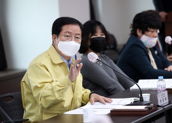 14일 구청 장태산실에서 개최한 정책토론회에서 장종태 구청장 토론 모습