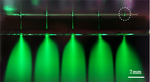 KAIST가 개발한 정전분무 기술을 이용해 초미세 물방울이 대량으로 분무되는 모습.