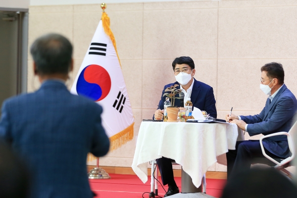 지난 14일 대산읍 커뮤니티센터에서 열린 대산읍민과의 소통 간담회 장면