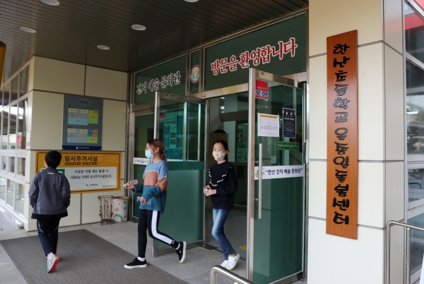 양승조 지사, 한산초 온종일돌봄센터 방문 모습