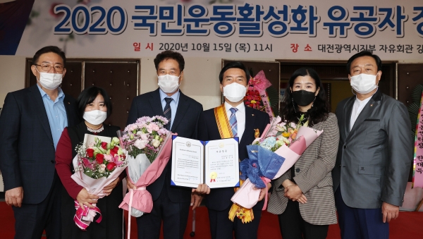 황인호 동구청장(가운데 오른쪽)이 수상 후 기념촬영