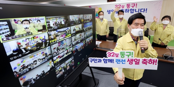 황인호 동구청장(오른쪽)이 주민들에게 인삿말하는 모습