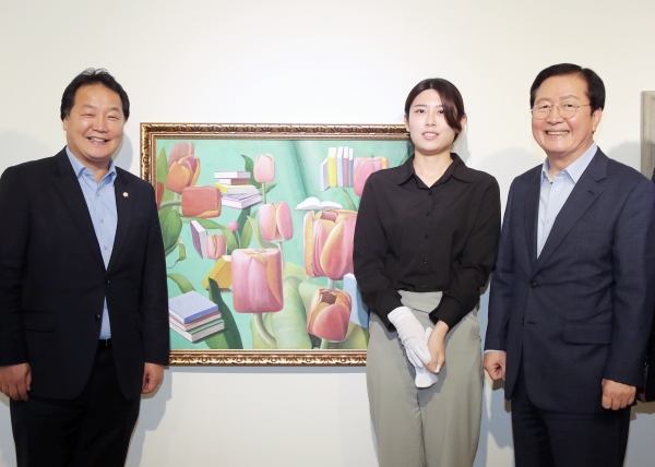 작품을 둘러보고 있는 장종태 구청장