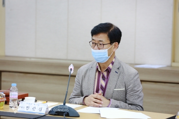 한준섭 위원장이 16일 시청 상황실에서 열린 서산시청소년육성위원회, 학교폭력대책지역협의회 자체회의를 주재하는 장면
