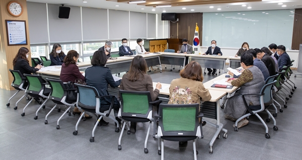 지난 15일 세종시교육청 4층 대회의실에서 등교수업확대지원단 교육청-교원대표 연석회의를 통해 학교지원대책을 협의하고 있다.