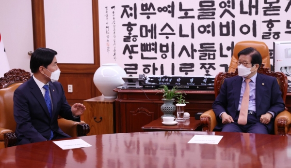 황인호 동구청장(왼쪽)이 박병석 국회의장(오른쪽)과 대화 나누는 모습