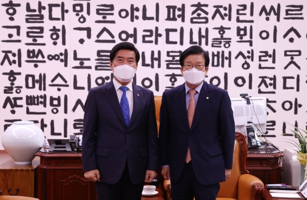 황인호 동구청장(왼쪽)이 박병석 국회의장(오른쪽)과 기념촬영 하는 모습