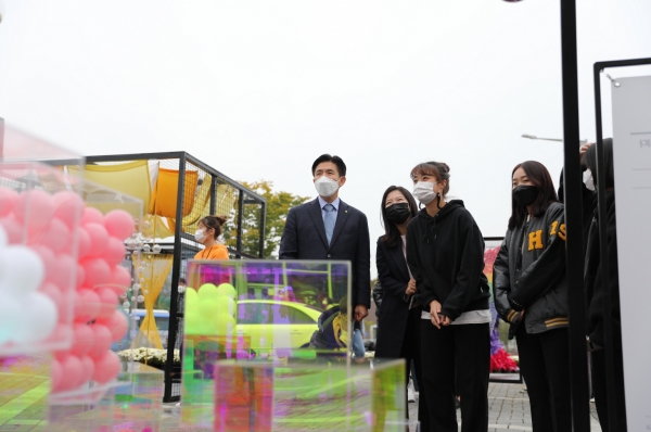 최병욱 총장이 산업디자인학과 학생으로부터 대학정문 앞 유림뜰에 전시된 작품에 대한 설명을 듣고 있다.