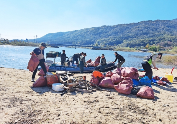 지난 18일 목천읍 용연저수지에서 수질개선 및 환경정화 활동 전개
