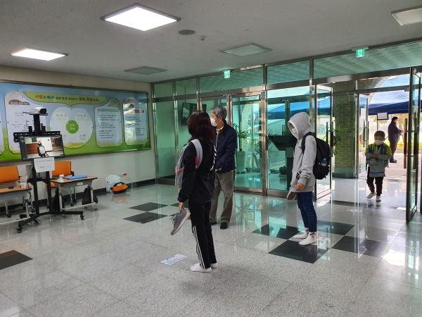 19일 조치원명동초등학교의 학생들이 거리두기를 유지한 채, 열화상카메라로 발열체크를 실시하며 등교하고 있다.