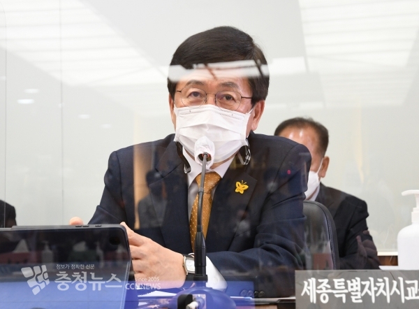 답변하는 최교진 세종시교육감.