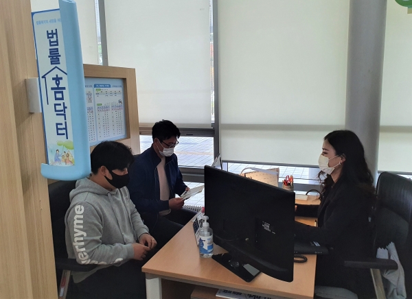 상담 진행 중인 법률홈닥터 김민정 변호사