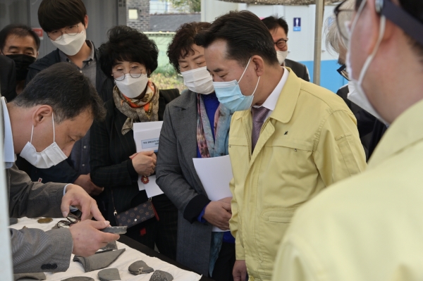박정현 부여군수 사비왕궁터 발굴조사지 방문 장면