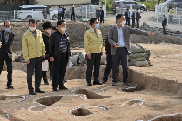 박정현 부여군수 발굴조사지 방문 장면