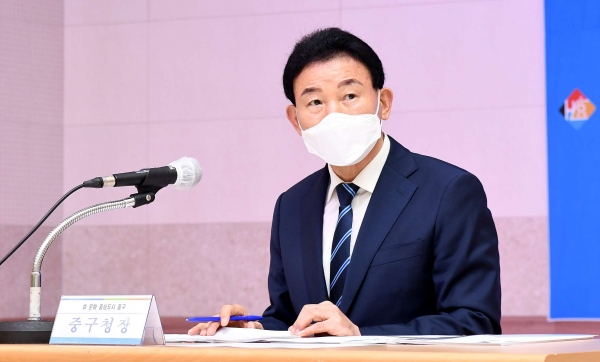 효문화관리원 내 대강당에서 동장회의를 진행한 박용갑 청장 모습