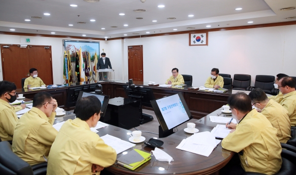지난 19일 대전 서구청 보라매실에서 ‘코로나19 시대, 업무방식 전환’을 주제로 개최한 구정전략회의 장면