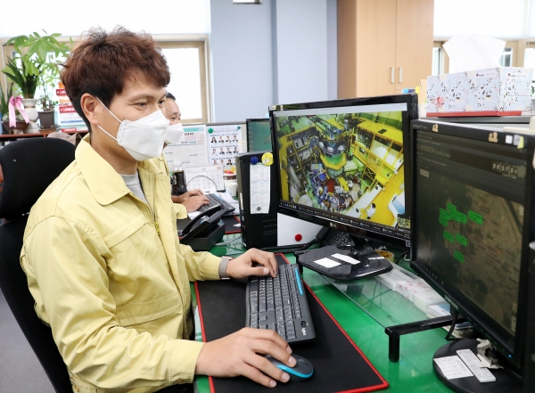 20일 오전 방사능방재요원이 원자력비상대응정보교환시스템(ERIX)을 통해 방사능방재 주민보호 훈련에 참여하고 있다.