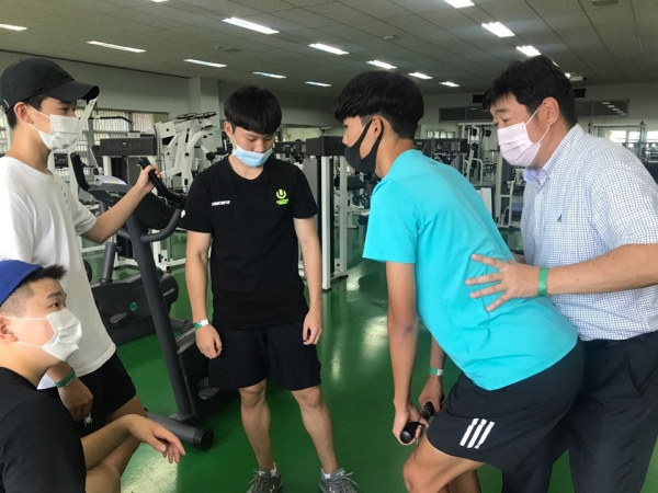 프로그램(8월) 운영모습(사진 맨왼쪽 황종문교수)