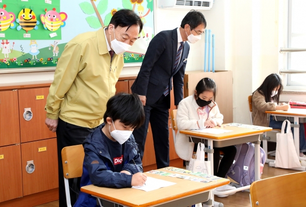 설동호 교육감이 20일 대전대흥초를 방문해 등교수업 확대 운영 현황을 점검하고 있다.