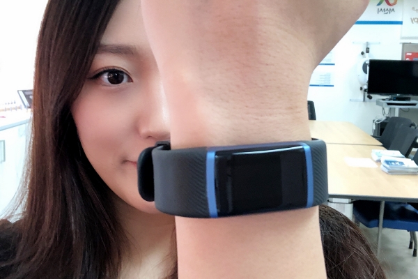 손목밴드 착용 장면