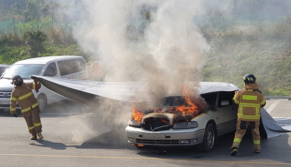 질식소화포를 이용해 차량 화재를 진압하는 훈련 모습.