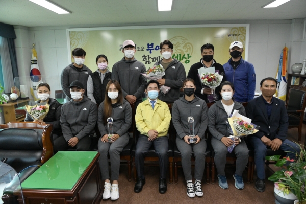 박정현 부여군수 카누 선수단 격려 모습