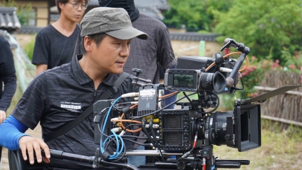올해 4월 개봉한 영화 '저 산 너머' 제작현장에서 촬영감독인 김병정 목원대 TV·영화학부 교수가 카메라로 영화를 찍고 있다.