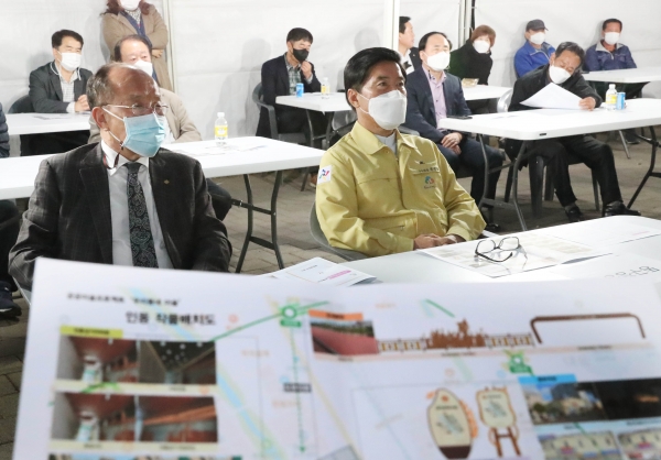 황인호 동구청장(가운데)이 주민들과 현장설명회 듣는 모습