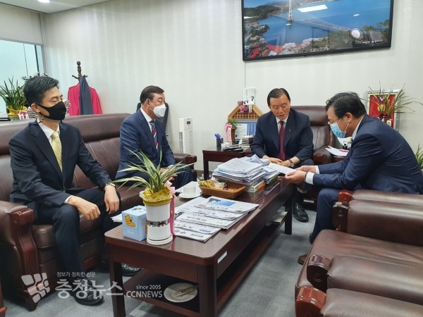 황선봉 군수가 홍문표 국회의원과 안일환 기획재정부 제2차관을 만나 삽교역사 신설을 건의하는 모습
