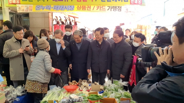 지난 2월 아산시를 방문한 문재인 대통령과 양승조 충남도지사, 오세현 아산시장이 온양온천전통시장을 방문하고 있다