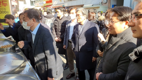 지난 2월 아산시를 방문한 문재인 대통령과 양승조 충남도지사, 오세현 아산시장이 온양온천전통시장을 방문하고 있다