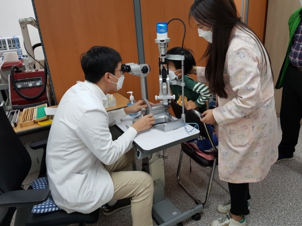 취학 전 어린이 대상 눈 정밀검진 실시 모습