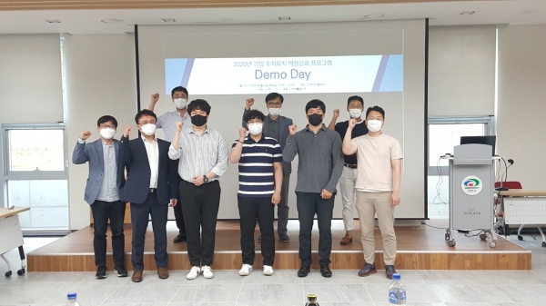 지난 6월 IR 데모데이에 참여한 업체 대표와 전문 평가단이 기념촬영을 하고 있다.