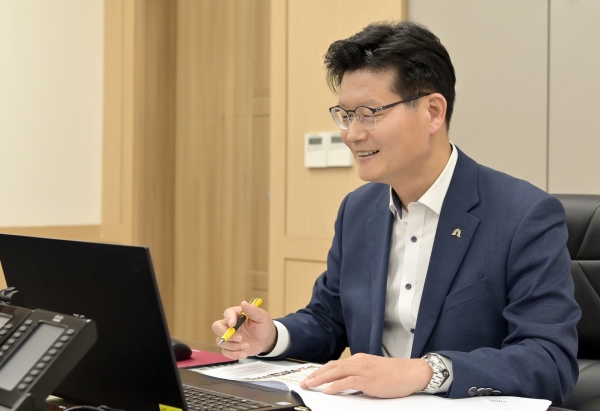 김정섭 시장, 전국 책읽는도시 협의회 임시총회 영상회의 개최 모습