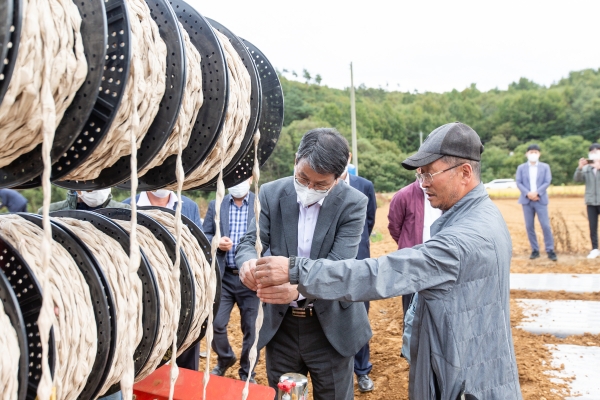 마늘 재배 농가를 돕기 위해 파종기와 부착기 지원,