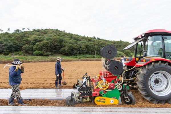 마늘 재배 농가를 돕기 위해 파종기와 부착기를 지원,