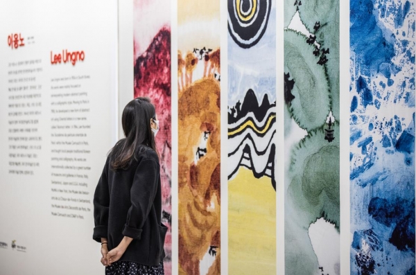 대전도시철도 시청역에 전시된 이응노 화백의 작품을 한 시민이 감상하고 있다.