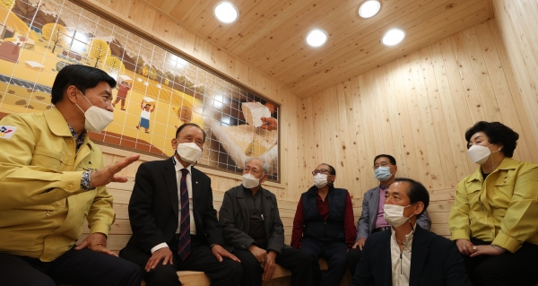 황인호 동구청장(사진 맨 왼쪽)이 김순희 복지환경국장(사진 맨 오른쪽), 경로당 회원들과 건강관리실을 둘러 보고 있다.