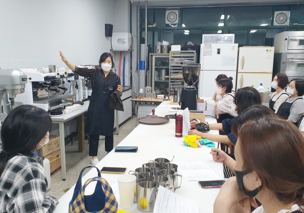 22일 예산캠퍼스에서 지역 내 일반인 대상으로 바리스타 과정 마무리