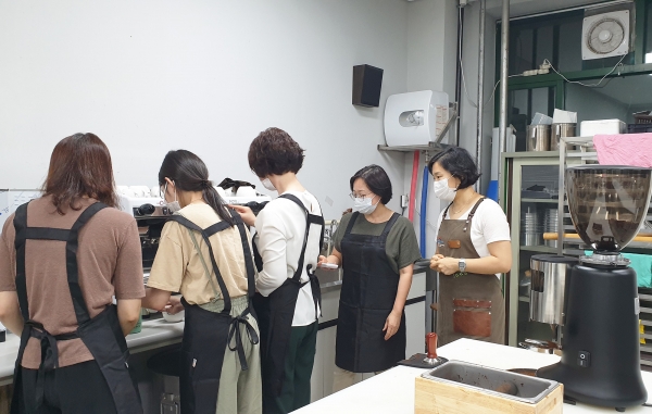 22일 예산캠퍼스에서 지역 내 일반인 대상으로 바리스타 과정 마무리